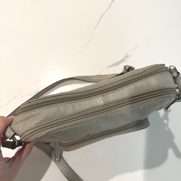 Tignanello Silver Metallic Leather Crossbody Shoulder Bag Purse‎ Built in Wallet - Picture 12 of 13